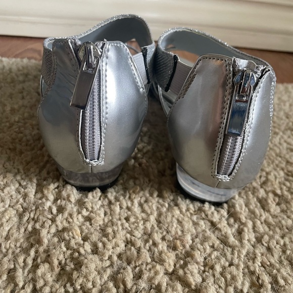 Easy Street Silver Heels with Peep-Toe Design - Picture 5 of 5